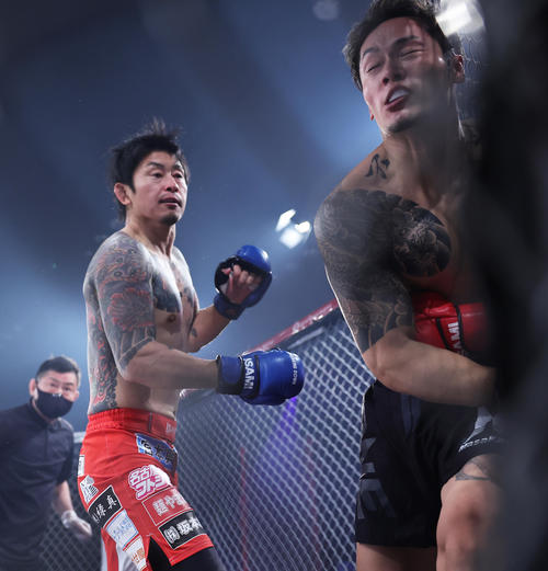 啓之輔（左）は飯田にKO勝ちする（撮影・足立雅史）
