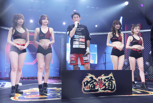 ベストKO賞を受賞した啓之輔（中央）（撮影・足立雅史）