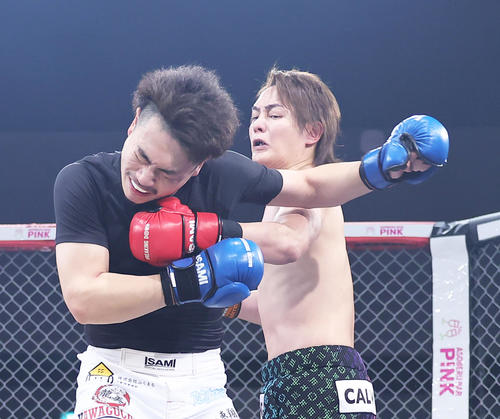 10人ニキ（左）を攻める三崎（撮影・足立雅史）