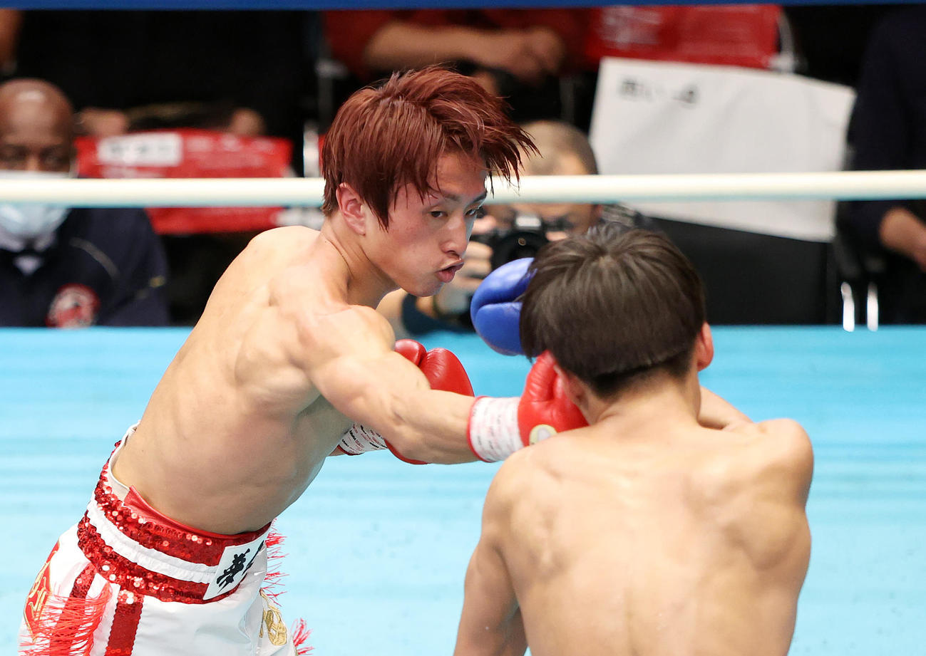 ミニマム級4回戦　石井武志対川上拳汰　3回、川上（右）に右ストレートを放つ石井（撮影・鈴木正人）
