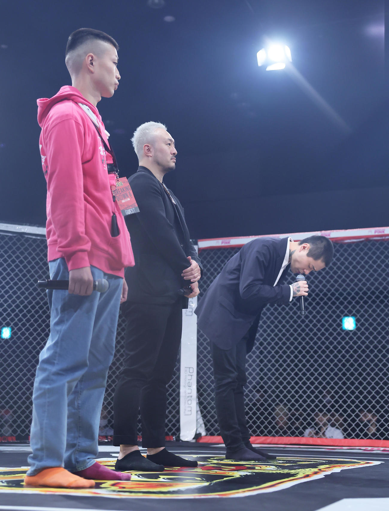 会見の騒動について謝罪する久保田（右）。左はアドリブまさお（撮影・足立雅史）