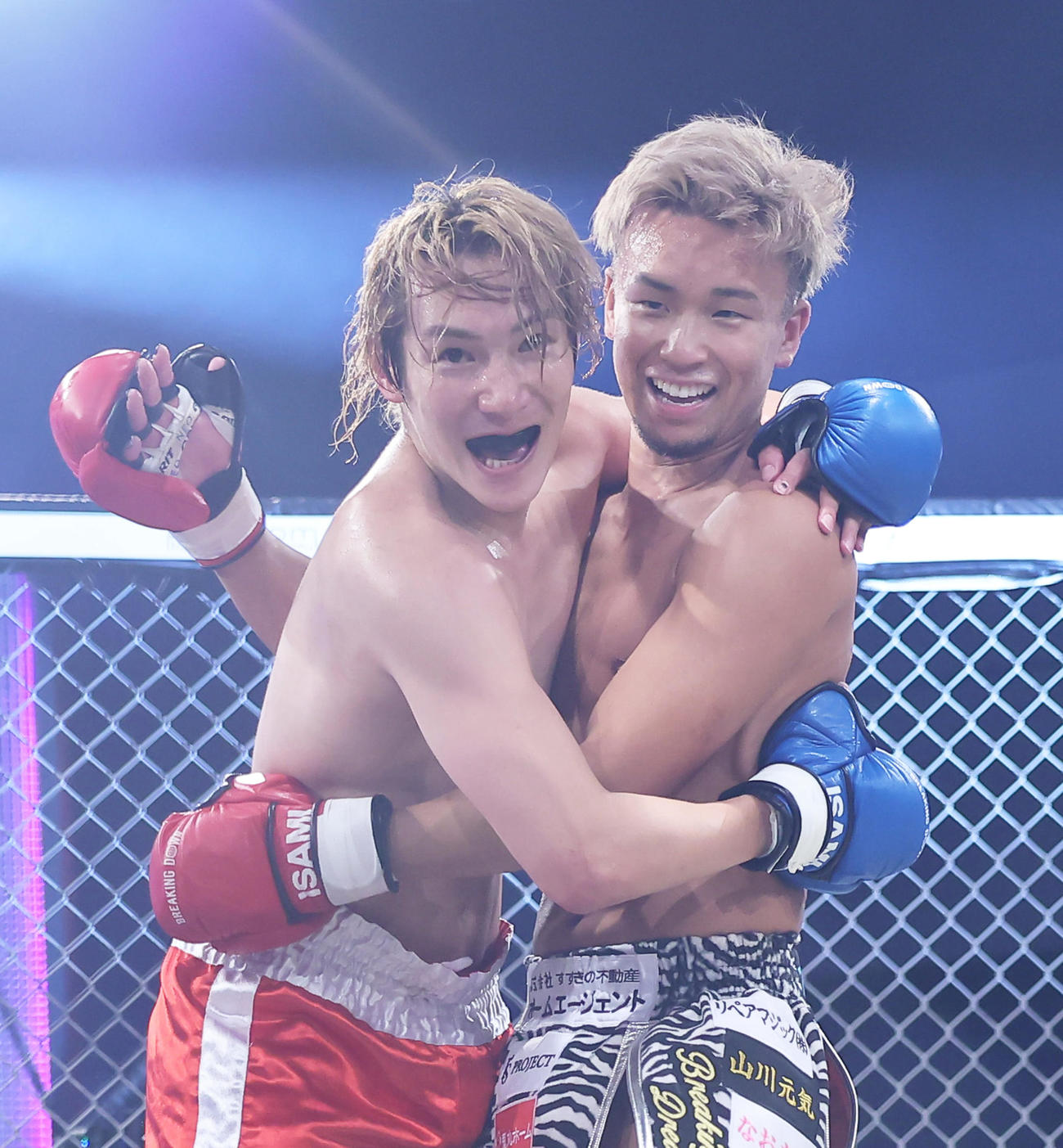 勝利したとしぞう（右）はジョーブログと抱き合い健闘をたたえ合う（撮影・足立雅史）