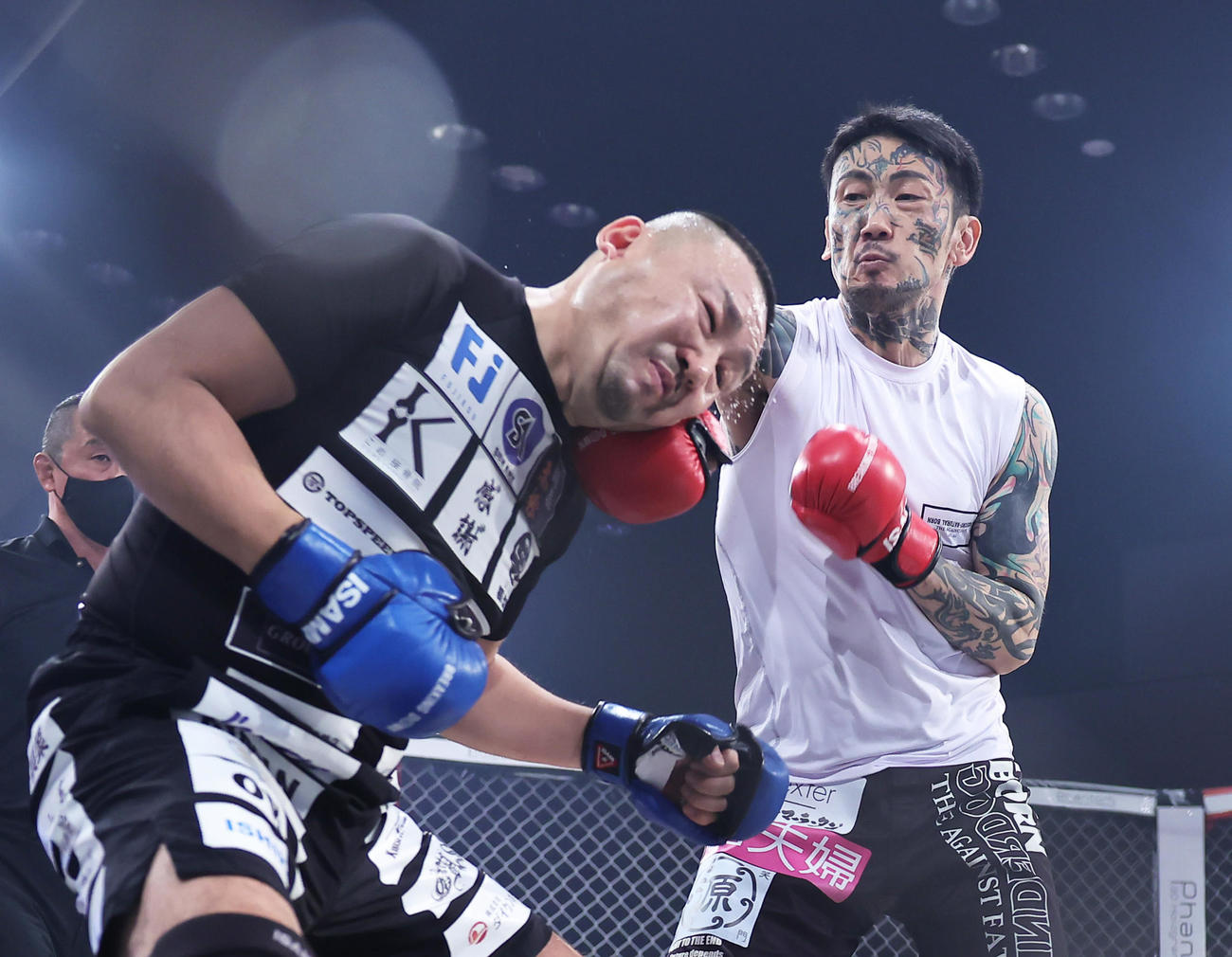 梵頭（左）を攻める瓜田（撮影・足立雅史）