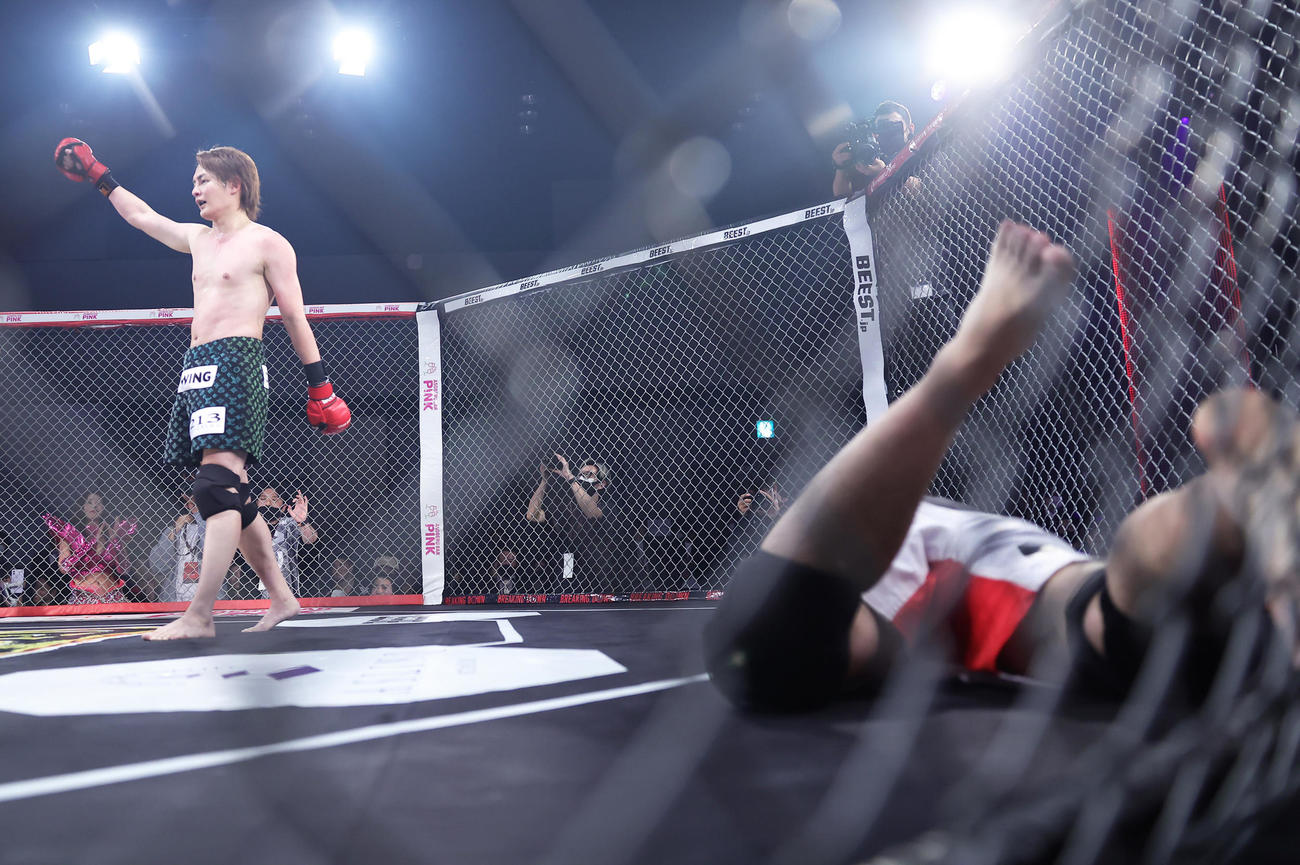 10人ニキ（右）に勝利した三崎（撮影・足立雅史）