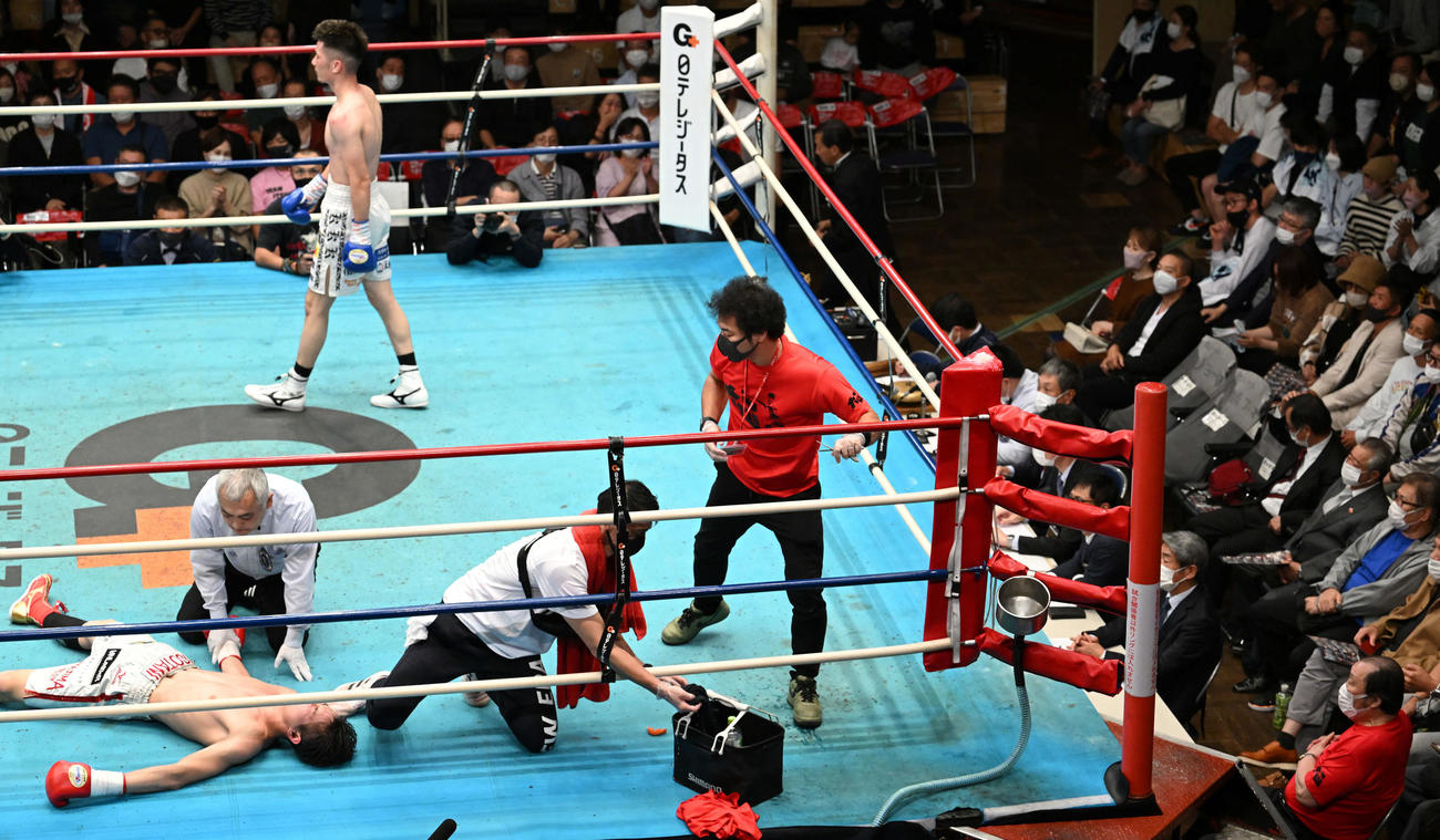 4回、松野（奥）にTKO負けした磯谷（手前左）。手前右は輪島氏（撮影・滝沢徹郎）