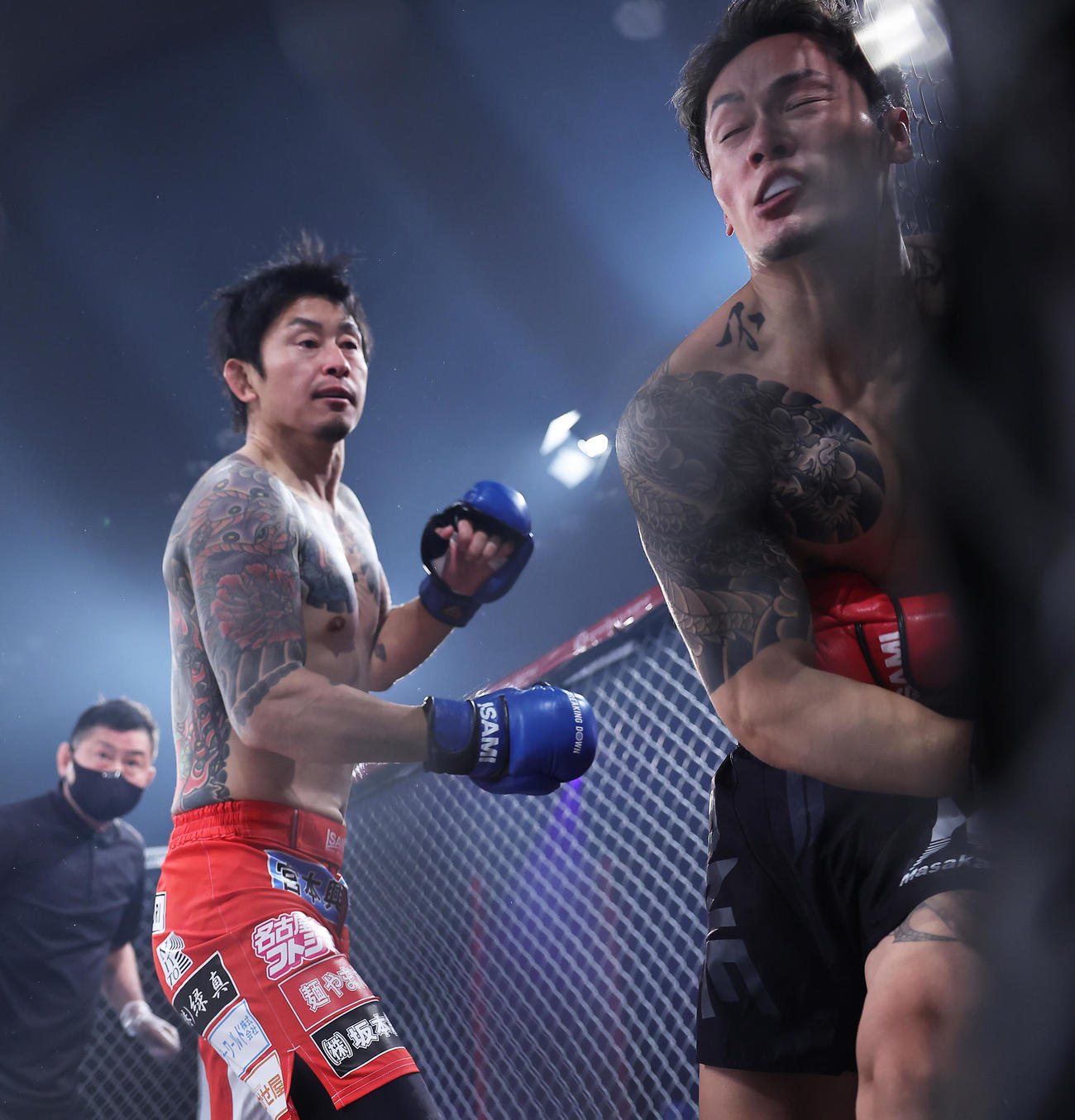 啓之輔（左）は飯田にKO勝ちする（撮影・足立雅史）