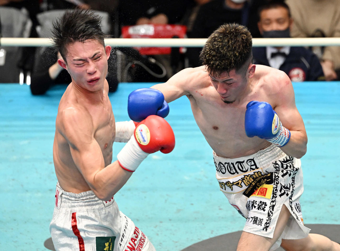 4回、松野（右）はパンチを見舞い磯谷にTKO勝ちする（撮影・滝沢徹郎）