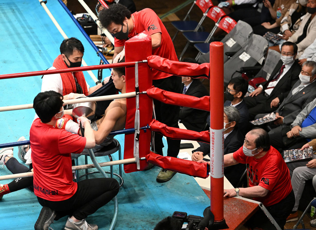 1回を終えた孫の磯谷のセコンドに声をかける輪島氏（右）（撮影・滝沢徹郎）