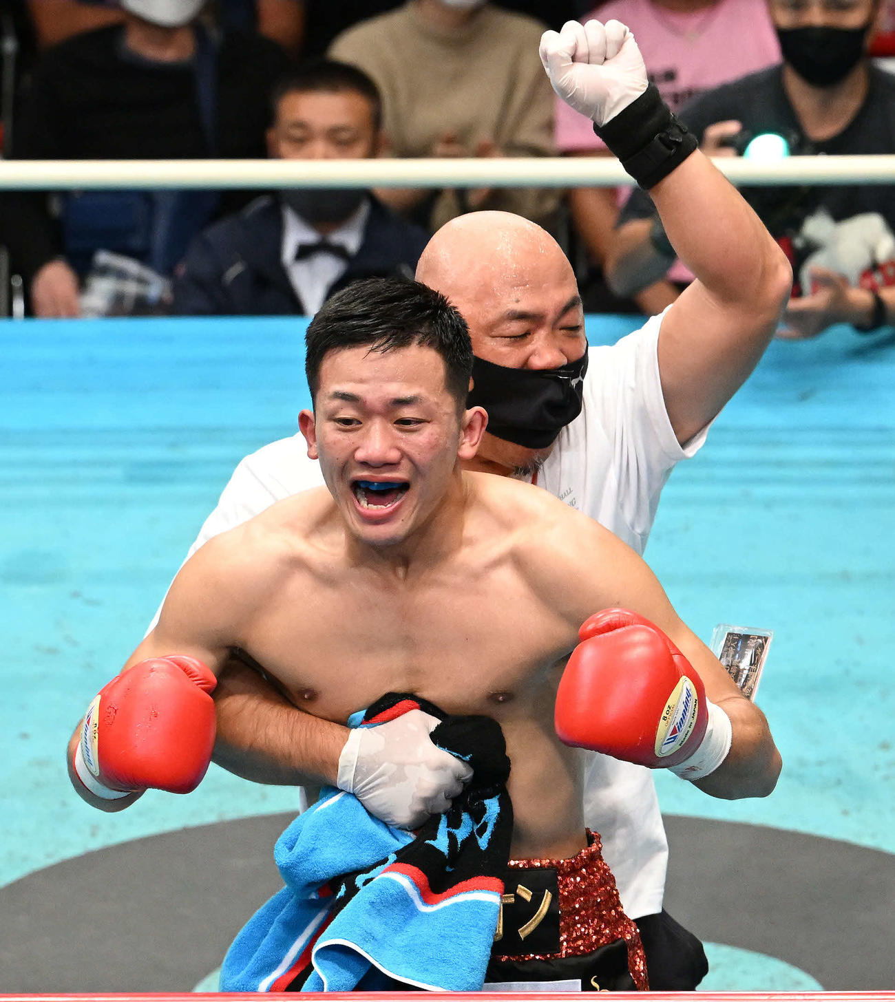 3回、石井にTKO勝ちしたスコーピオン金太郎はセコンドに抱きかかえられて喜ぶ（撮影・滝沢徹郎）