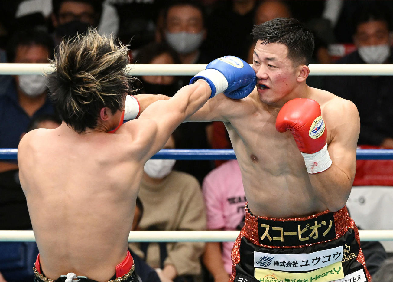 3回、石井（左）にパンチを見舞うスコーピオン金太郎（撮影・滝沢徹郎）