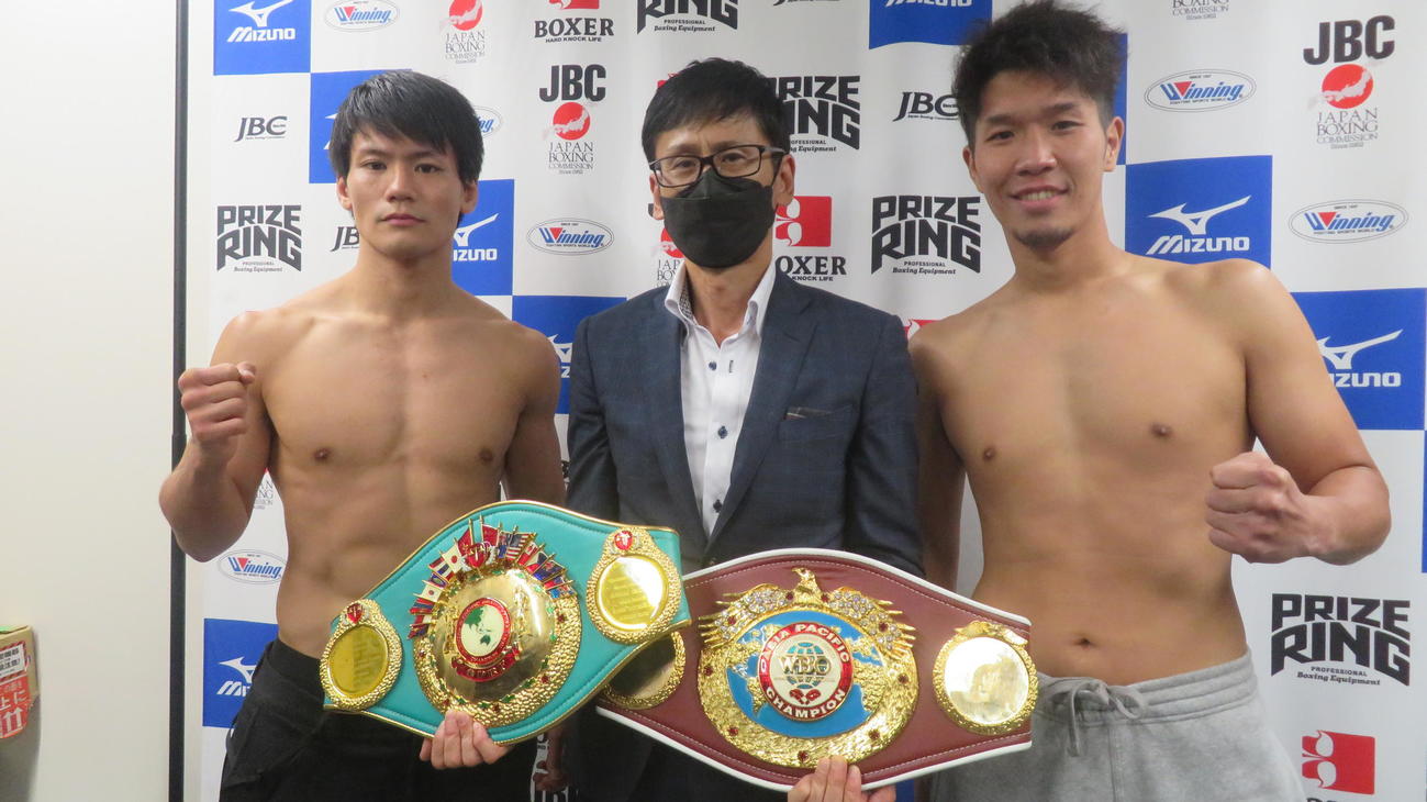 東洋太平洋、WBOアジア・パシフィック・スーパーウエルター級王座決定戦に臨む井上岳志（左端）と天熊丸木凌介（左端）中央はJBC安河内剛氏