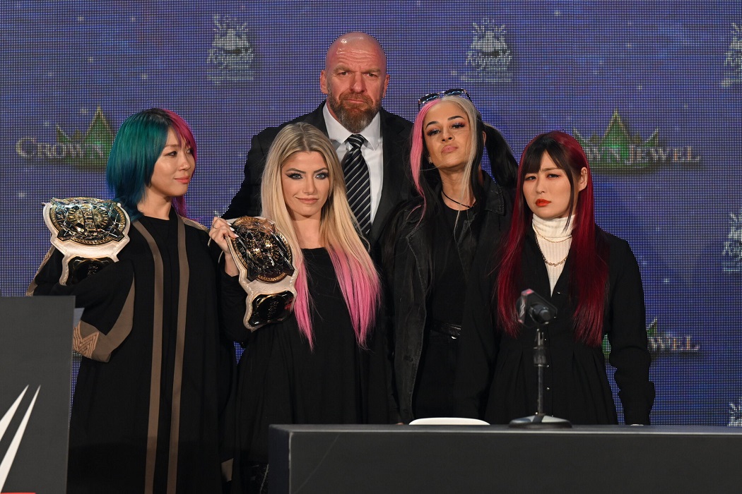 WWE女子タッグ王座戦の前日会見に臨んだ王者アスカ（左端）、アレクサ・ブリス組（同2番目）と挑戦者ダコタ・カイ（同4番目）、イヨ・スカイ（右端）組（C）2022 WWE, Inc. All Rights Reserve