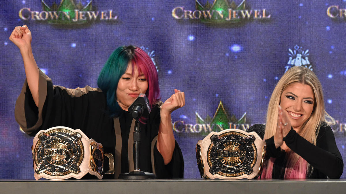 WWE女子タッグ王座戦を前に会見に出席した王者アスカ（左）、アレクサ・ブリス組（C）2022 WWE, Inc. All Rights Reserve