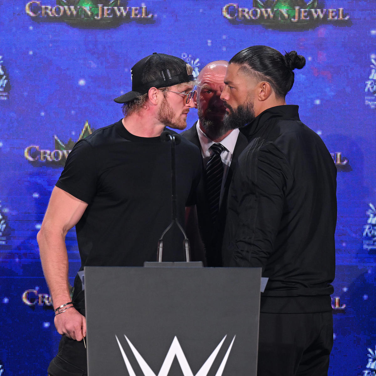 試合前日会見でフェースオフしたWWEヘビー、ユニバーサル統一王者ローマン・レインズ（右）と挑戦者ローガン・ポール（C）2022 WWE, Inc. All Rights Reserve
