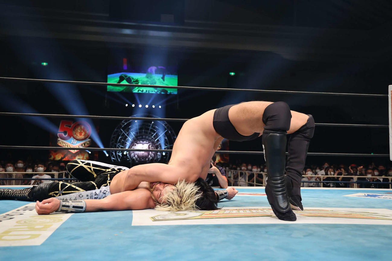 フロントスープレックスホールドで3カウントを奪う成田蓮（提供・新日本プロレス）