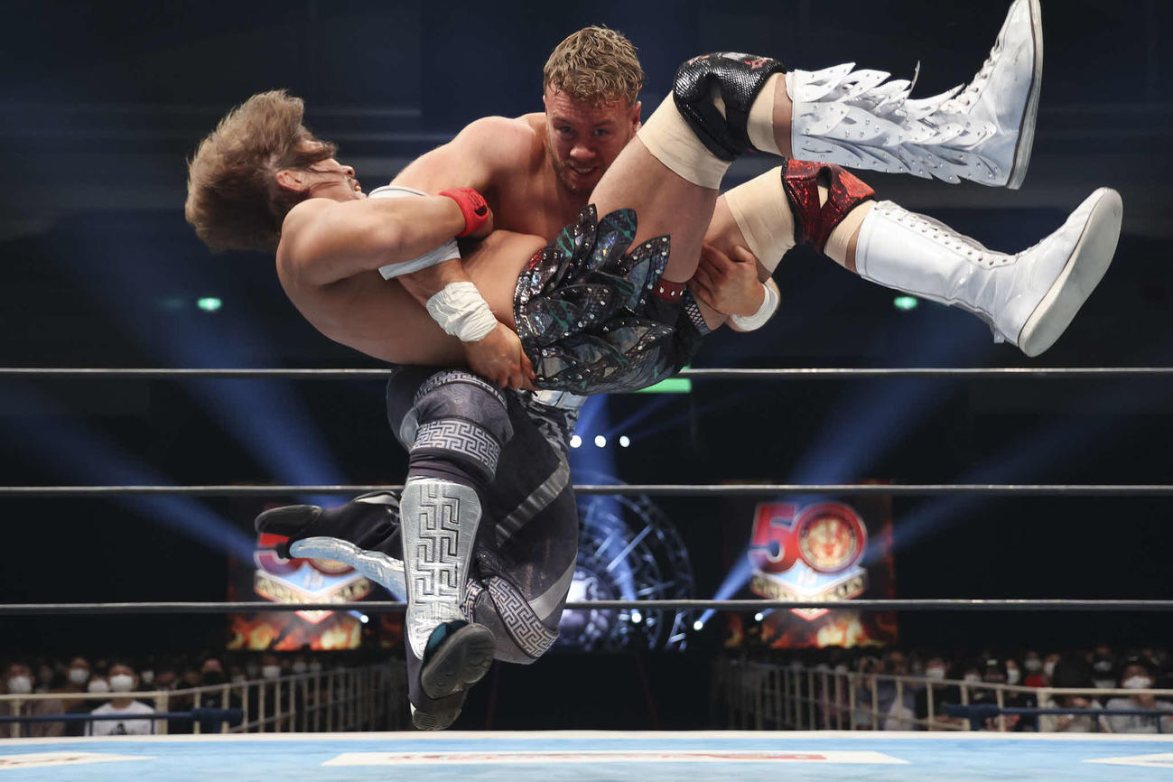 内藤（下）を攻めるオスプレイ（提供・新日本プロレス）