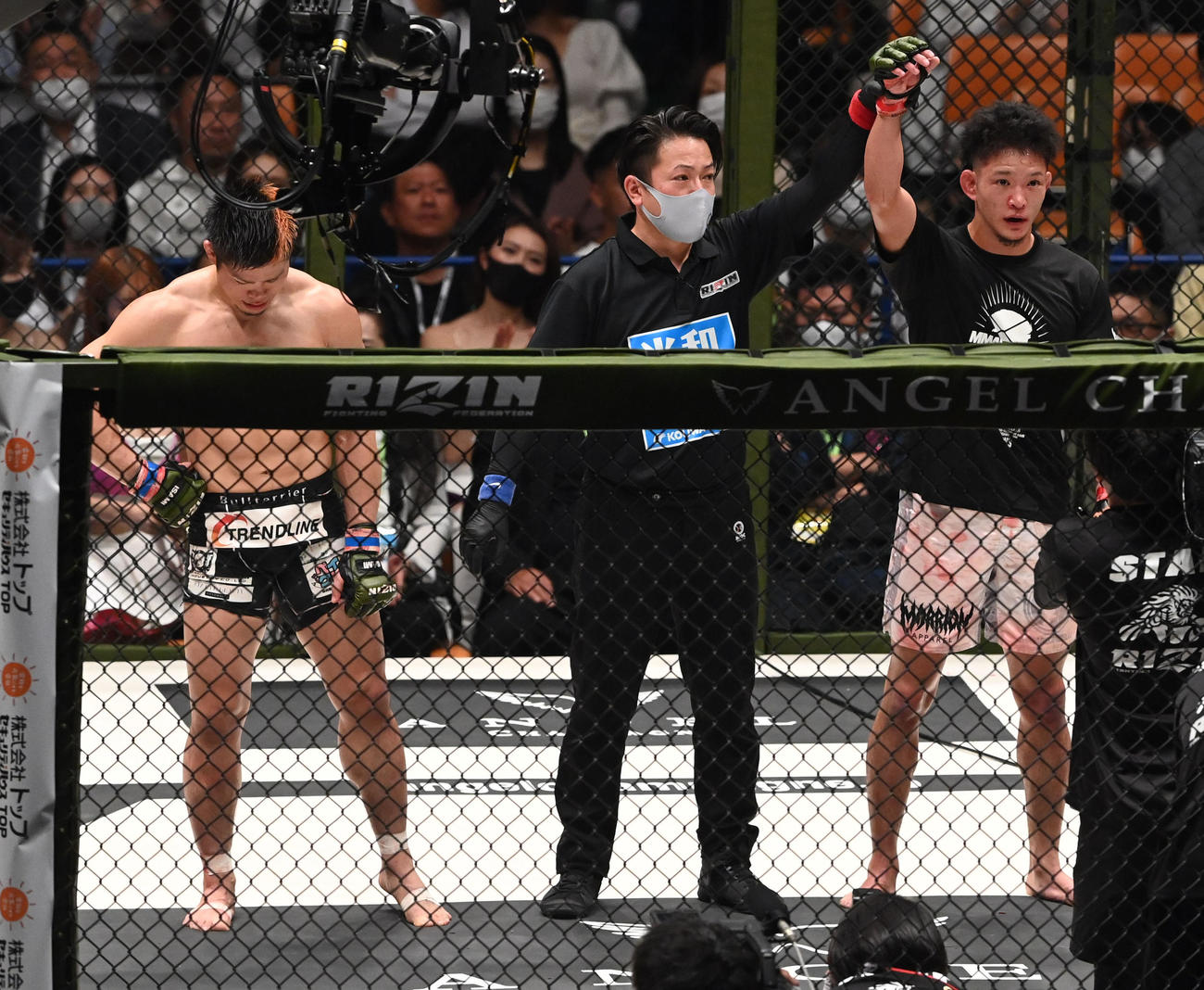 青井人対鈴木博昭　鈴木博昭（左）を判定で破った青井人（撮影・前岡正明）