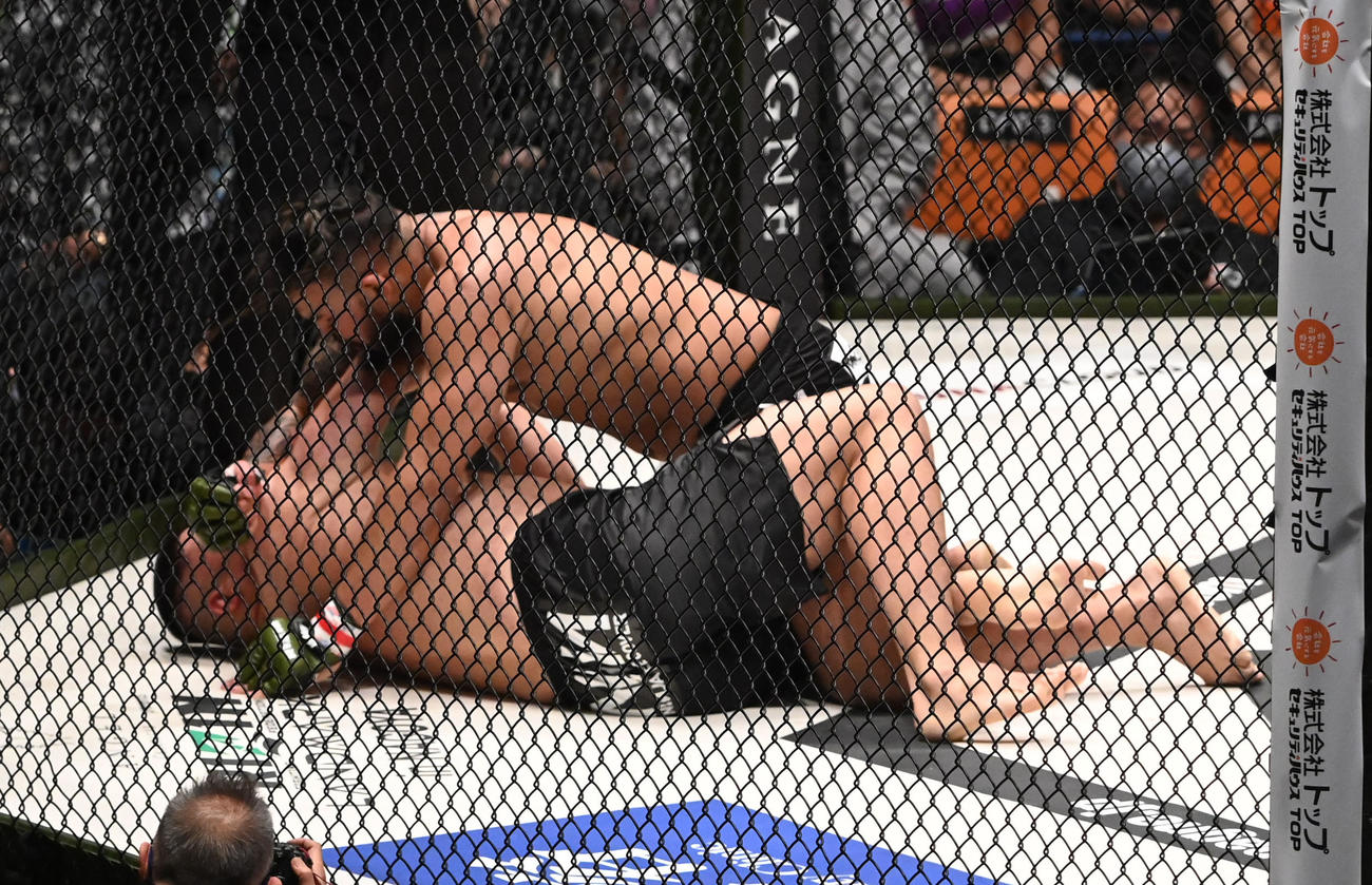 カルリ・ギブレイ対貴賢神　カルリ・ギブレイン（上）に敗れた貴賢神（撮影・前岡正明）
