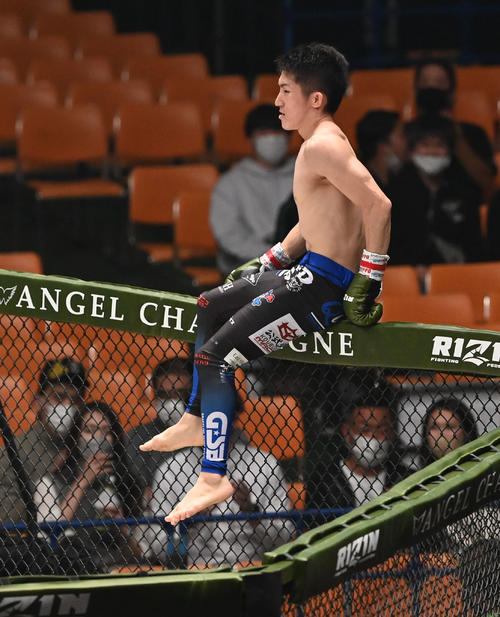 佐藤執斗対KAZUNORI　KAZUNORIを破った執斗（撮影・前岡正明）