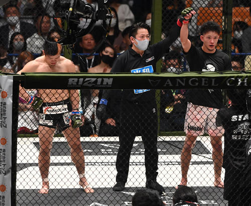 青井人対鈴木博昭　鈴木博昭（左）を判定で破った青井人（撮影・前岡正明）