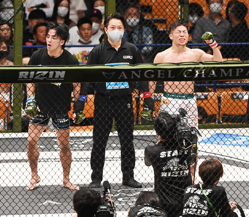 青井人対鈴木博昭　中村優作対征矢貴　征矢貴（左）を判定で破った中村優作（撮影・前岡正明）