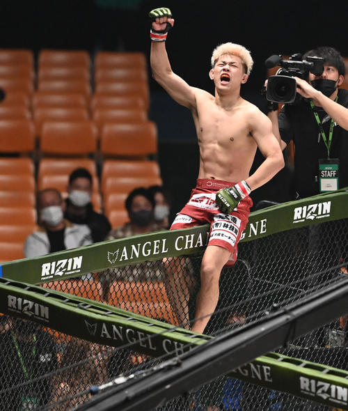 日比野“エビ中”純也対吉田陸　吉田陸をTKOで破った日比野“エビ中”純也（撮影・前岡正明）