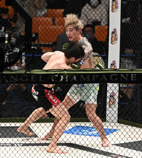 弥益ドミネーター聡志対平本蓮　2回、弥益ドミネーター聡志（左）に左をヒットさせる平本蓮（撮影・前岡正明）
