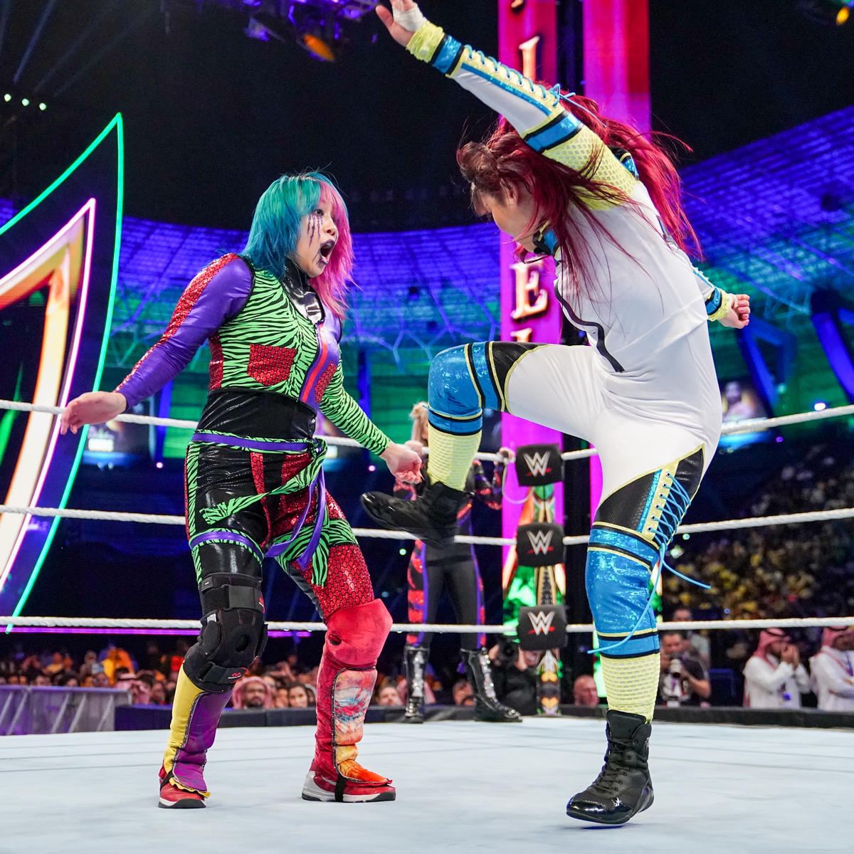 全身を覆うジャンプスーツ風コスチュームで戦うイヨ・スカイ（右）とアスカ（C）2022 WWE, Inc. All Rights Reserve