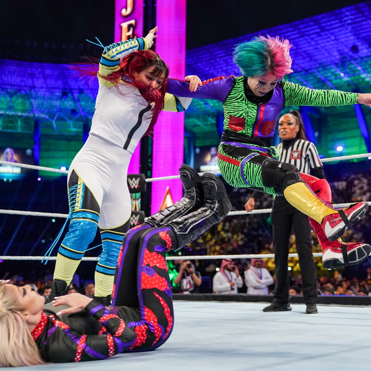 アレクサ・ブリス（左端）との連係でイヨ・スカイ（中央）の顔面攻撃を狙うアスカ（C）2022 WWE, Inc. All Rights Reserve