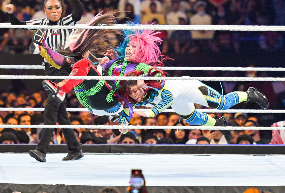 イヨ・スカイ（右）と激しい攻防を繰り広げたアスカ（C）2022 WWE, Inc. All Rights Reserve