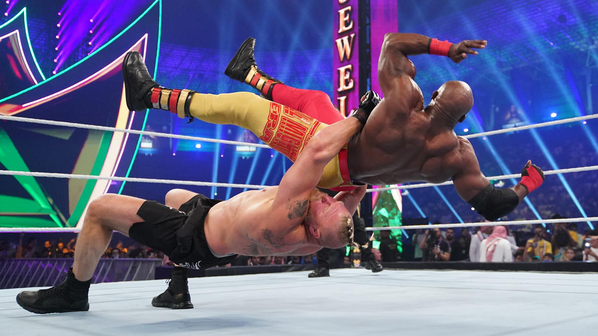 ボビー・ラシュリー（上）をスープレックスで投げ飛ばすブロック・レスナー（C）2022 WWE, Inc. All Rights Reserve
