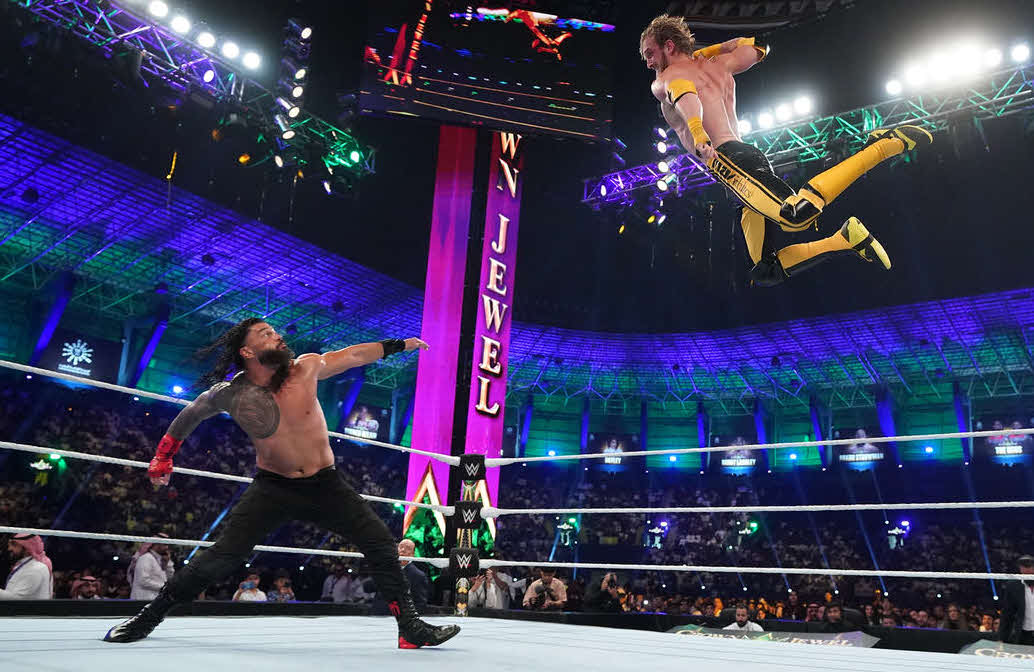 挑戦者ローガン・ポール（右）のスーパーマンパンチを迎え撃つ統一王者ローマン・レインズ（C）2022 WWE, Inc. All Rights Reserve