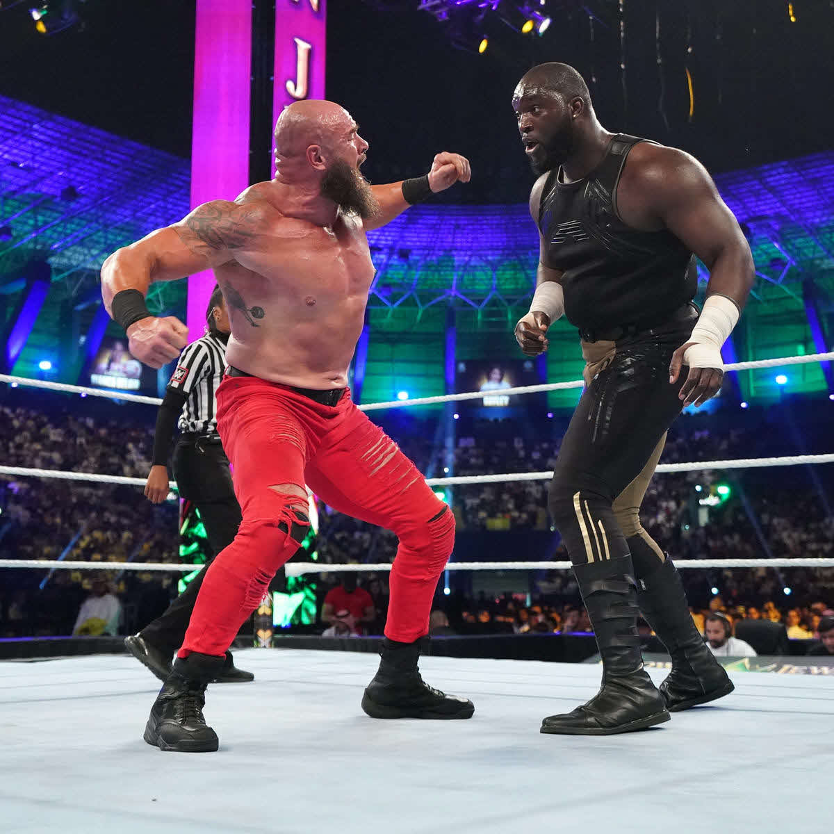 オモス（右）との巨人対決でエルボー攻撃を狙うブラウン・ストローマン（C）2022 WWE, Inc. All Rights Reserve