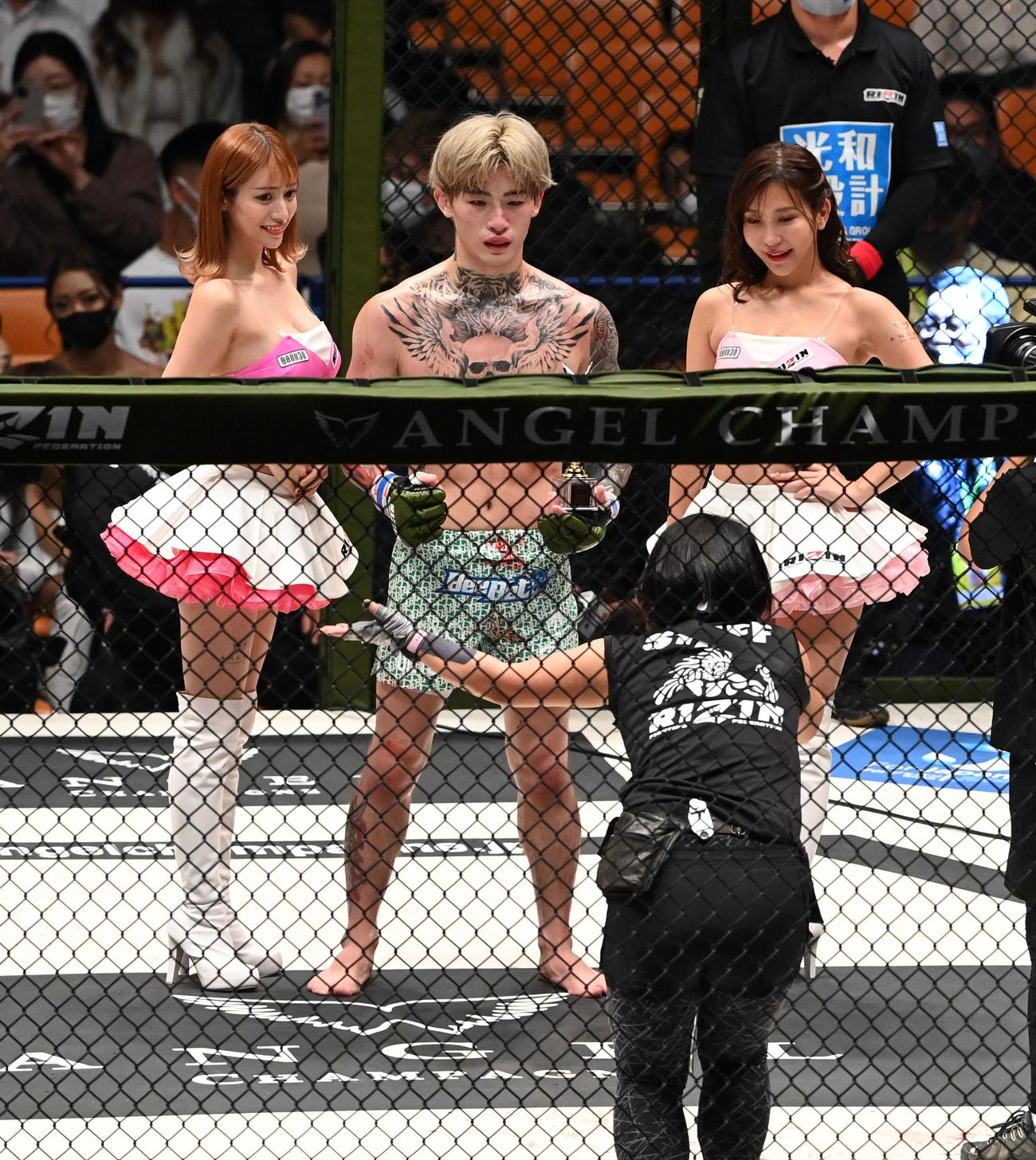 弥益ドミネーター聡志対平本蓮　弥益ドミネーター聡志を判定で破った平本蓮（撮影・前岡正明）