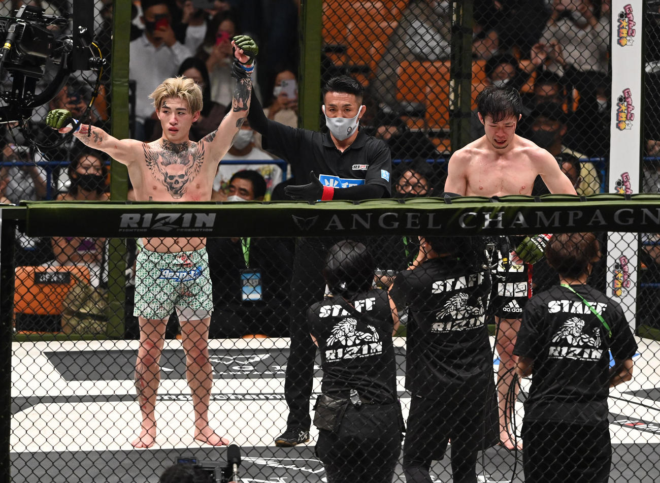 弥益ドミネーター聡志対平本蓮　弥益ドミネーター聡志を判定で破った平本蓮（左）（撮影・前岡正明）