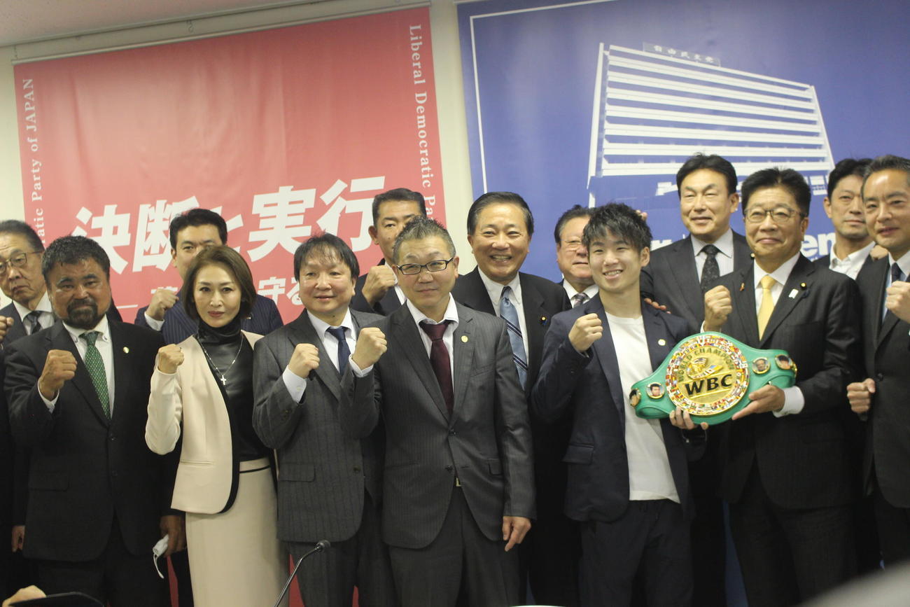 「プロボクシングの発展を応援する国会議員の会」の設立総会で写真に収まる、前列左から西部ボクシング協会・平仲会長、三原じゅん子副幹事長、大橋ジム・大橋会長、日本プロボクシング協会・小林会長、WBC、WBA世界ライトフライ級王者の寺地、加藤勝信会長、井上信治事務局長（撮影・首藤正徳）