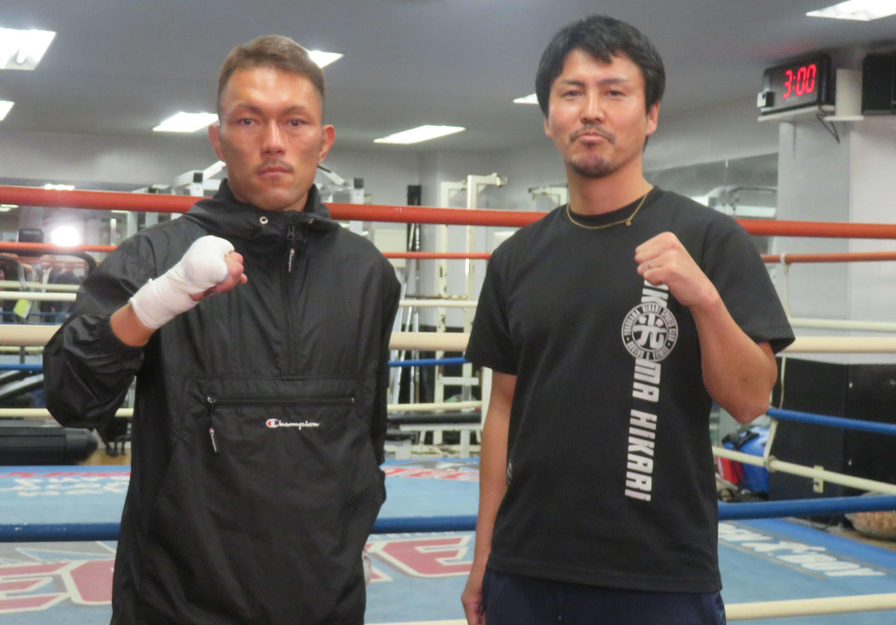 担当の谷口浩嗣トレーナー（右）とのタッグで12月3日の前WBO世界バンタム級王者ジョンリール・カシメロ戦に備える赤穂亮