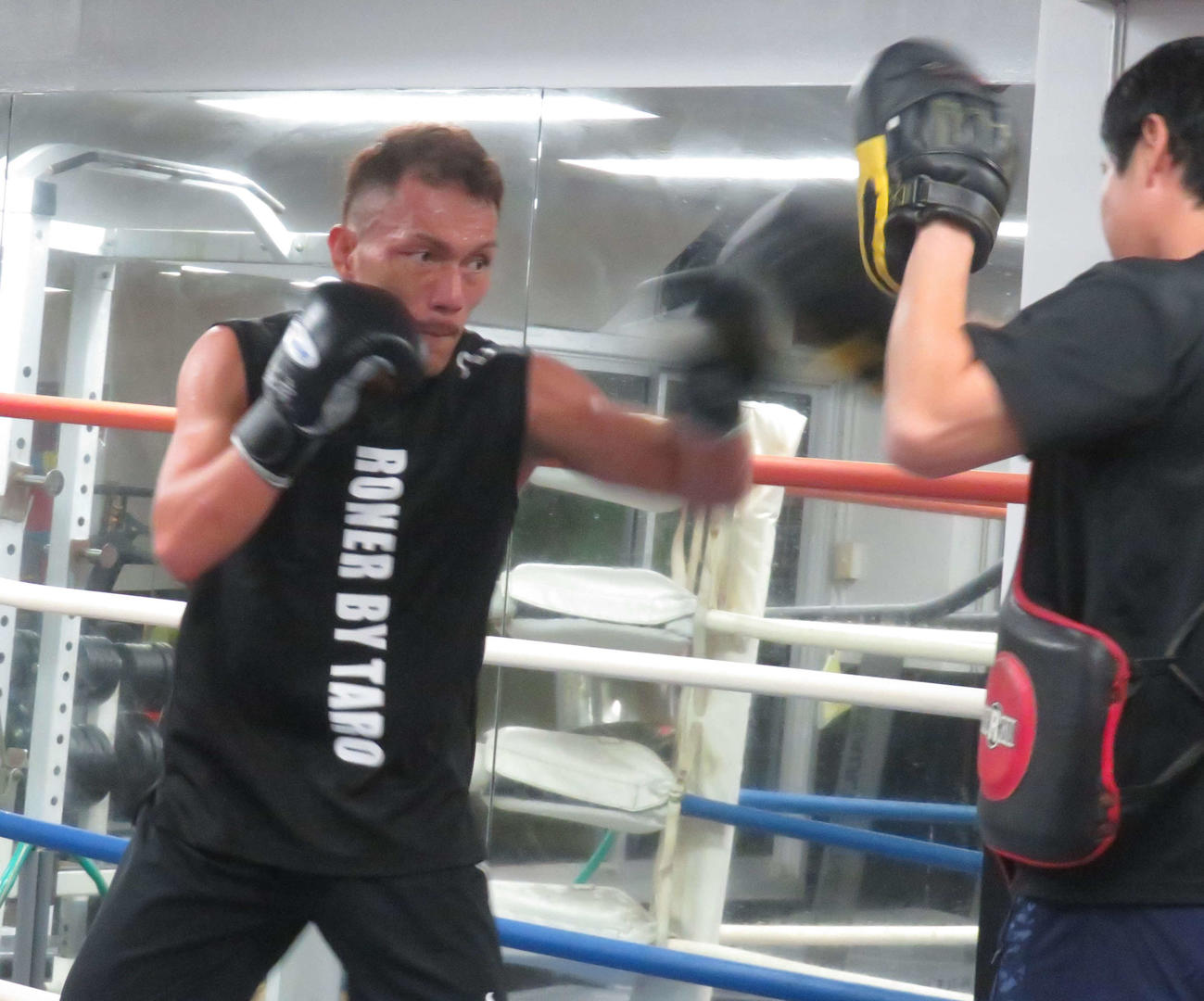 谷口浩嗣トレーナー（右）とミット打ちを披露した元東洋太平洋スーパーフライ級王者赤穂亮