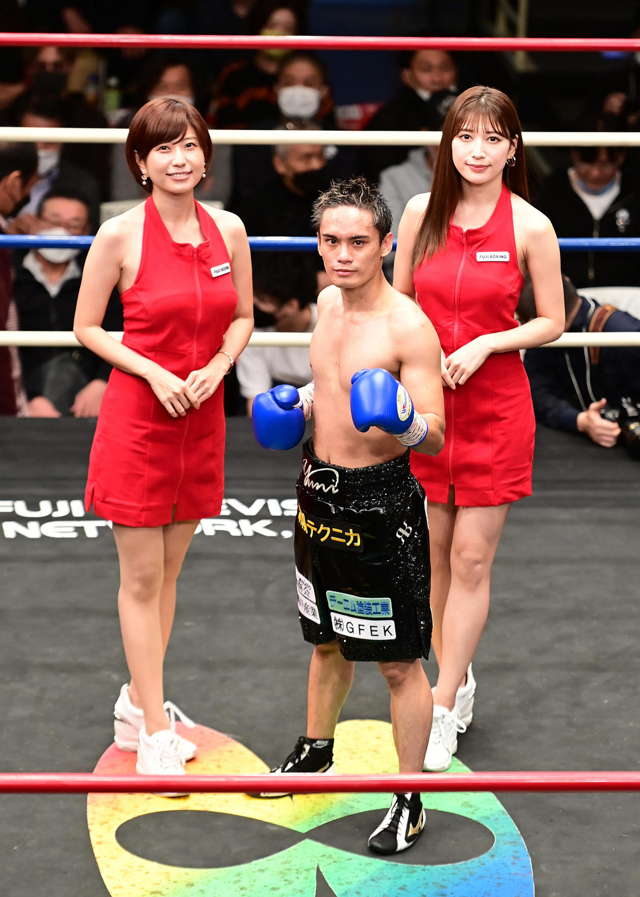 高田はKO勝ちを収めラウンドガールの天野麻菜（左）、雪平莉左（右）と記念撮影に臨む（撮影・小沢裕）