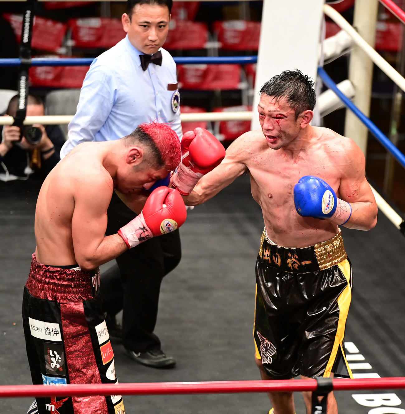 9回、川崎（左）に右パンチを放つ出田（撮影・小沢裕）