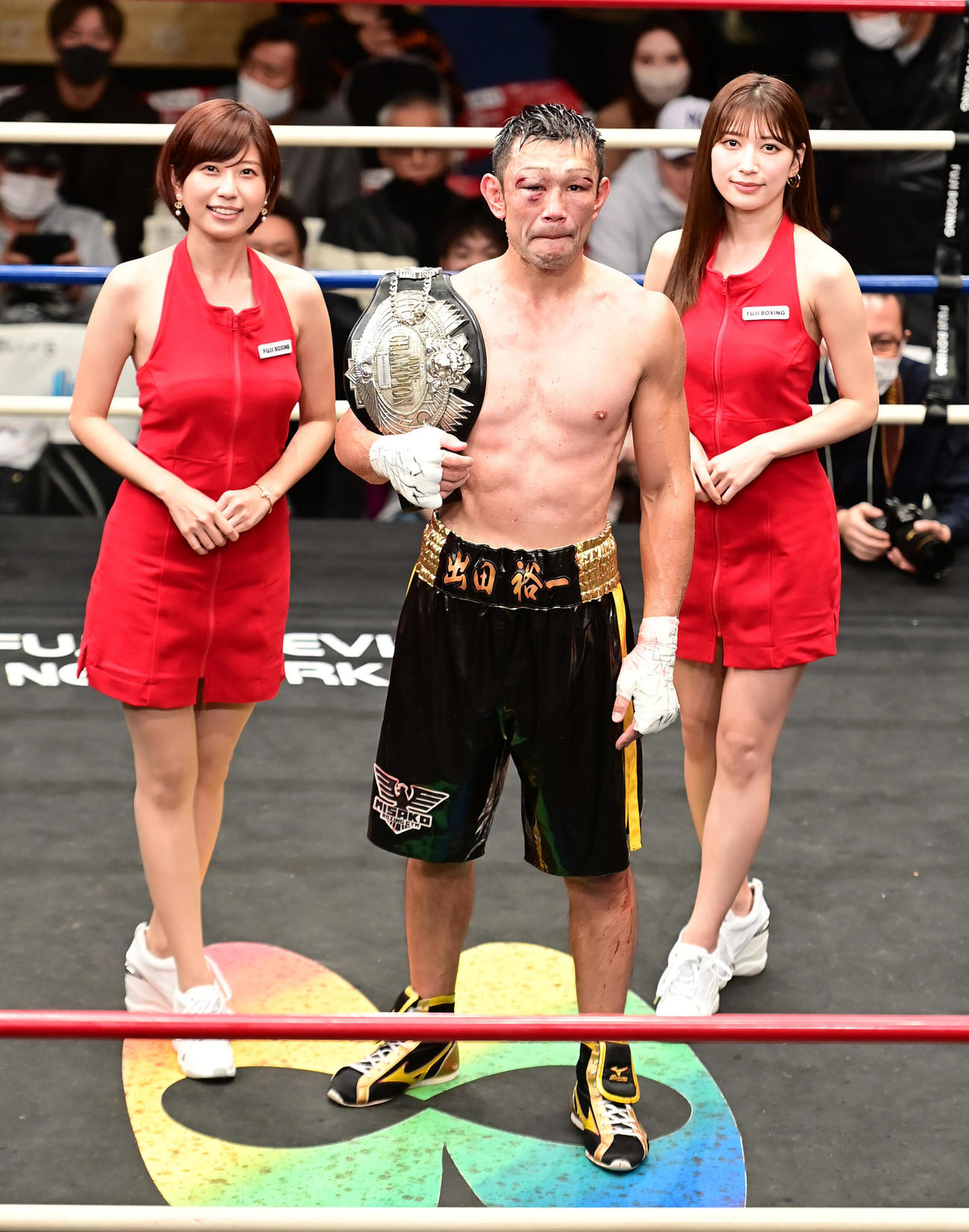 日本スーパーウエルター級新王者となった出田（中央）はベルトを肩にラウンドガールの天野麻菜（左）、雪平莉左（右）と記念撮影に臨む（撮影・小沢裕）