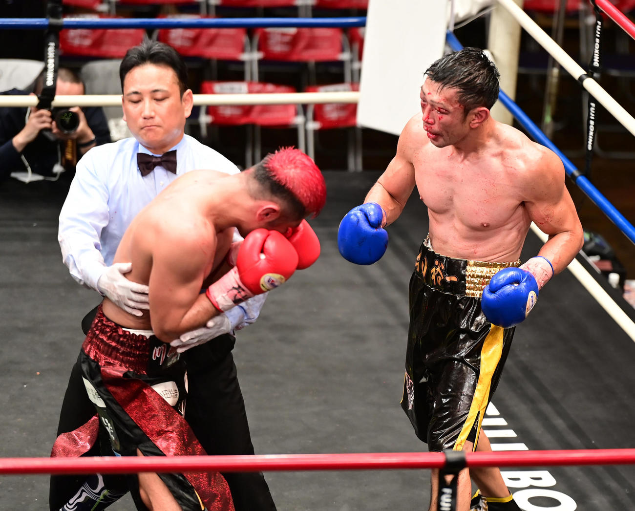 9回、レフェリーストップで川崎（左）にTKO勝ちを収めた出田（撮影・小沢裕）