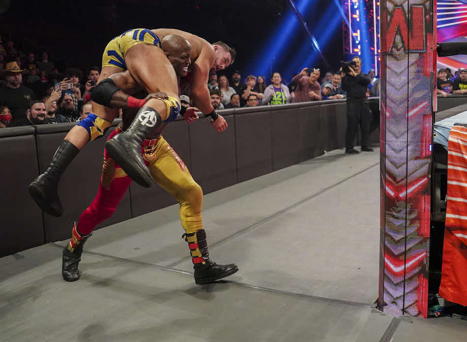 オースティン・セオリー（上）をポストにぶつけるボビー・ラシュリー（C）2022 WWE, Inc. All Rights Reserve