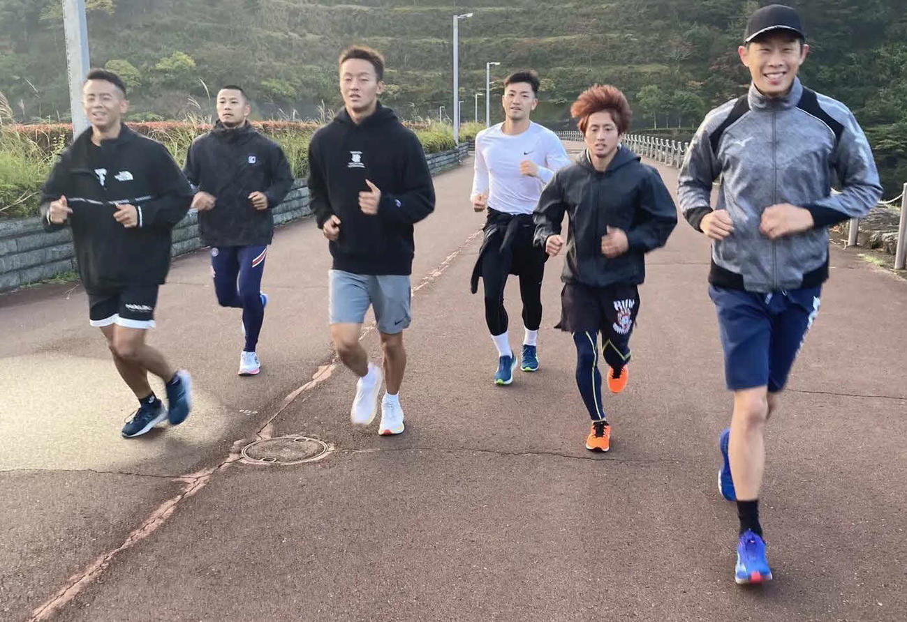 K－1勢も加わった大橋ジムの伊豆・宇佐美合宿。左端から武居由樹、K－1江川優生、今永虎雅、K－1中島千博、石井武志、清水聡（大橋ジム提供）