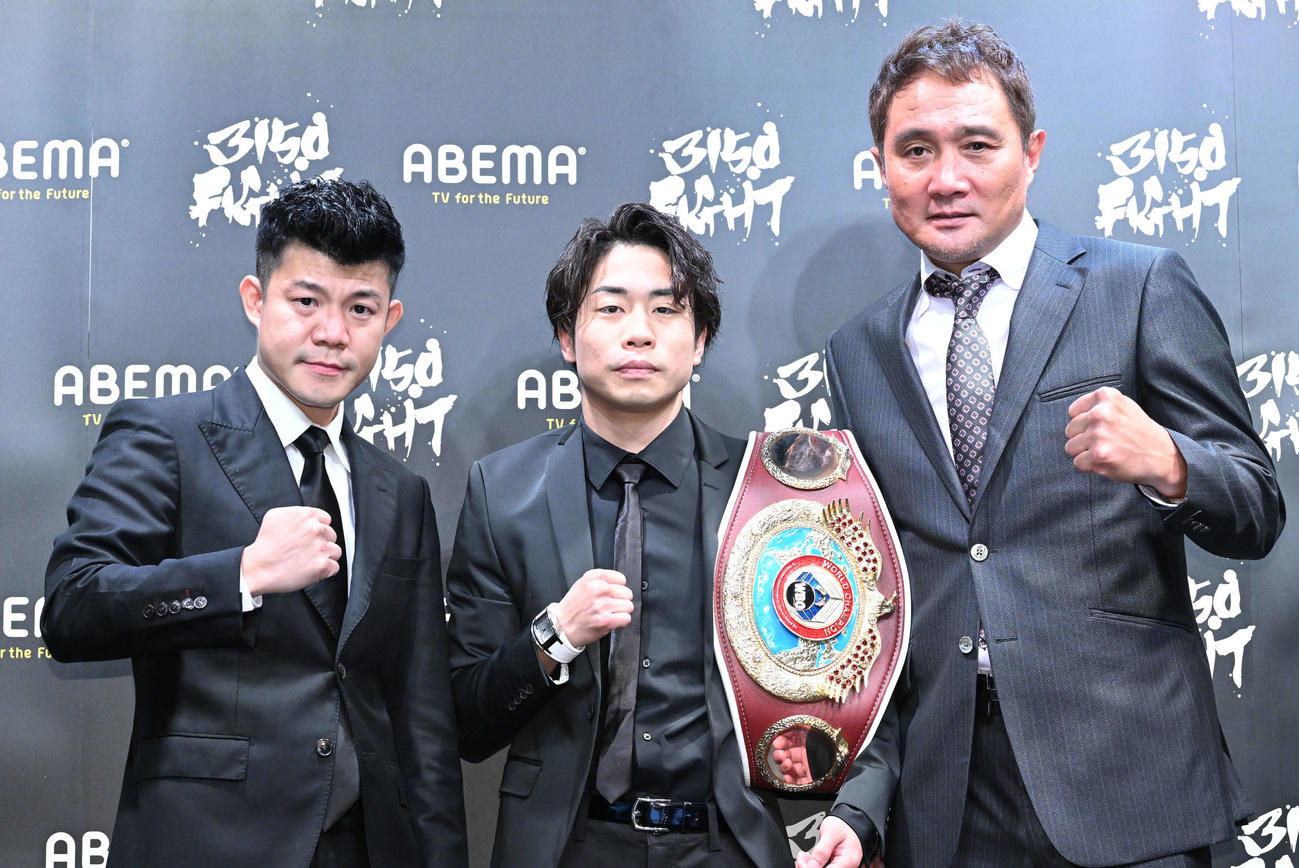 記念撮影する、左から亀田ファウンダー、谷口、竹原氏（撮影・滝沢徹郎）