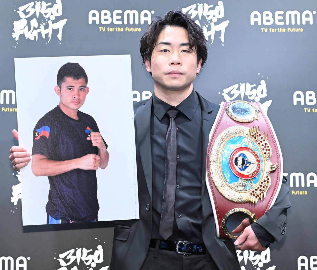 対戦が決まったメルビン・ジェルサエムのパネルを手にする谷口（撮影・滝沢徹郎）