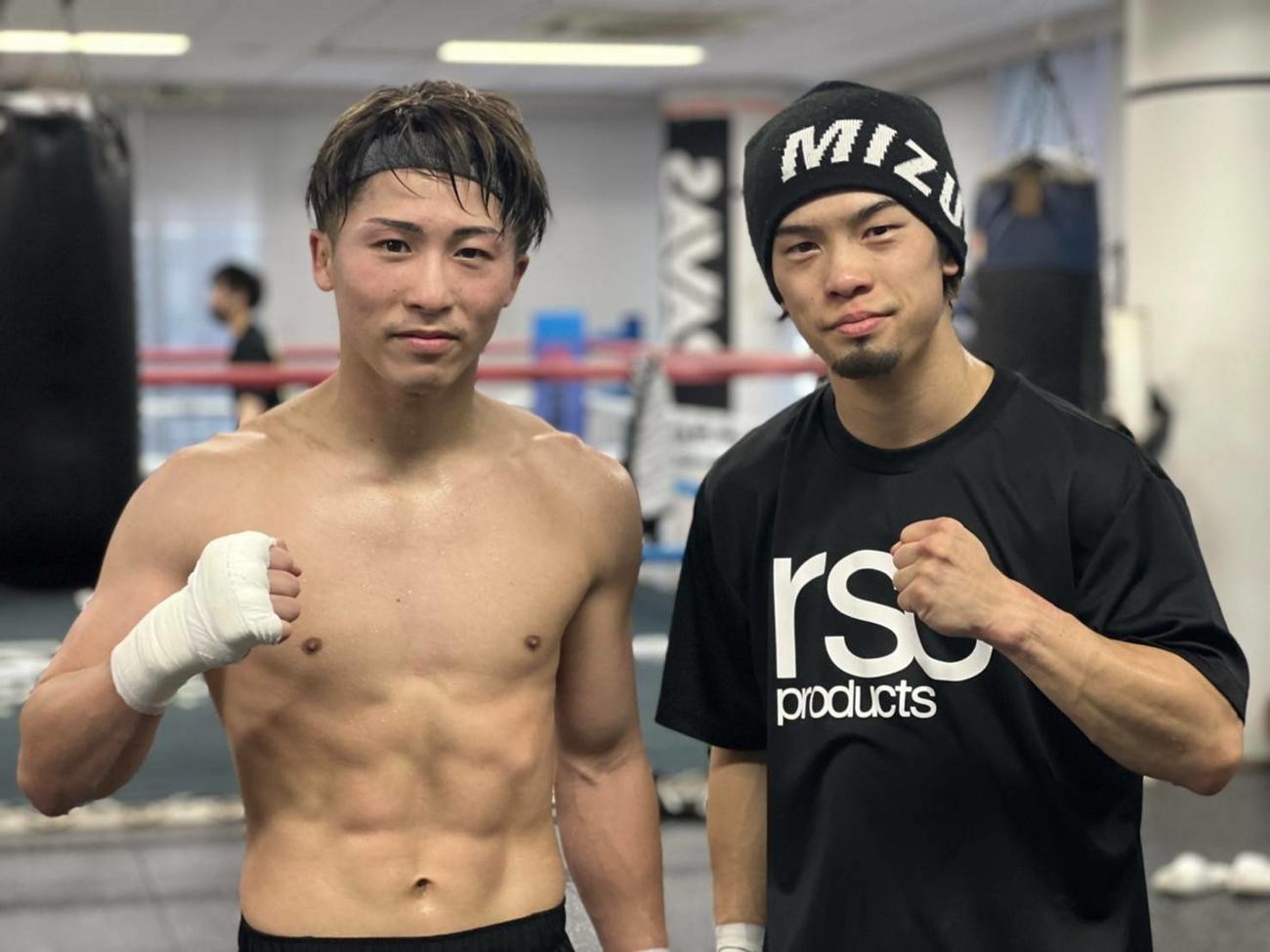 昨年11月以来のスパーリングとなった元世界3階級制覇王者田中恒成（右）とWBAスーパー、WBC、IBF世界バンタム級王者井上尚弥（大橋ジム提供）