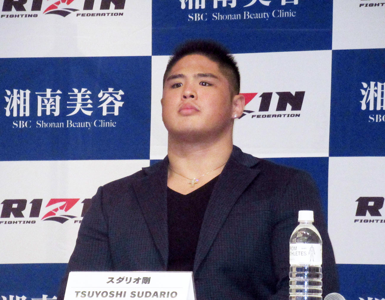 会見に臨むスダリオ（撮影・勝部晃多）