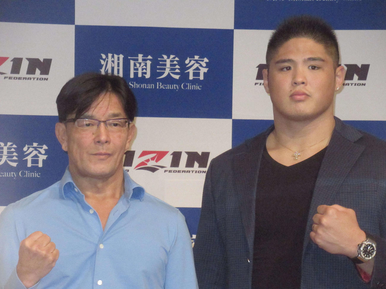 榊原CEO（左）とポーズを取るスダリオ（撮影・勝部晃多）