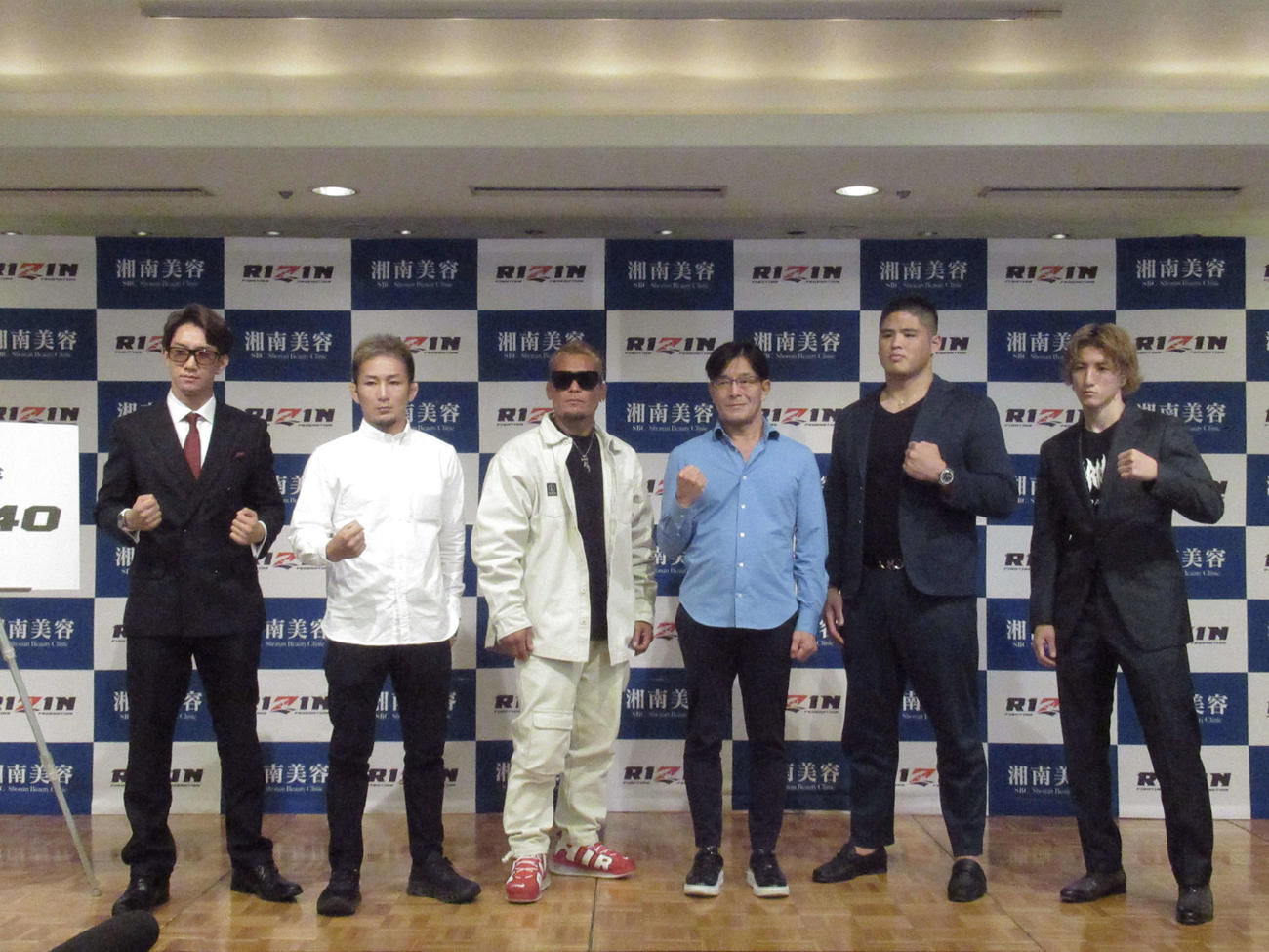 RIZIN40大会追加カード発表会見の登壇者。左から瀧沢謙太、元谷友貴、武田光司、榊原信行CEO、スダリオ剛、井上直樹（撮影・勝部晃多）